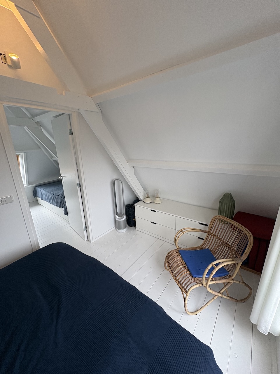 Slaapkamer boven met zitstoel en bed