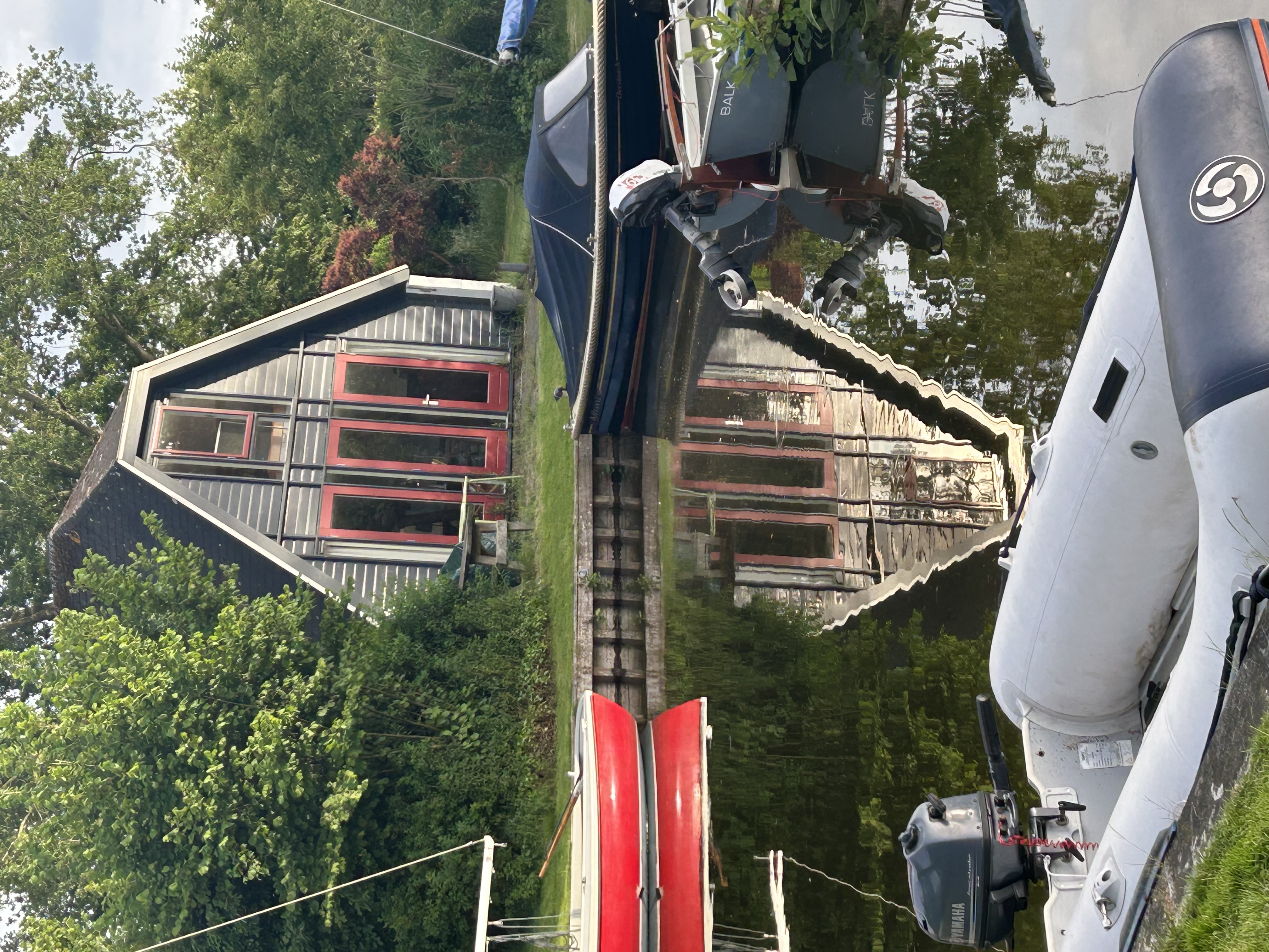 Uitzicht over het water vanaf het huisje